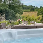 High House Cottage, In A Rural Setting With Garden, Bbq & Hot Tub *