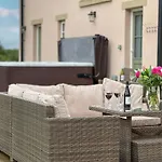 Dom wakacyjny High House Cottage, In A Rural Setting With Garden, Bbq & Hot Tub